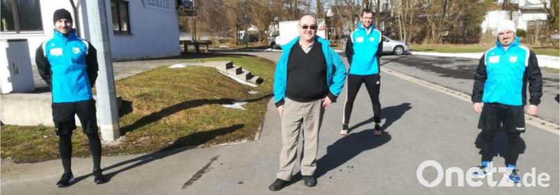 Egid Kellner (Zweiter von links) überreichte an die Verantwortlichen der DJK Ebnath ein verspätetes Weihnachtsgeschenk: Regenjacken für die Fußballabteilung Bild: soj