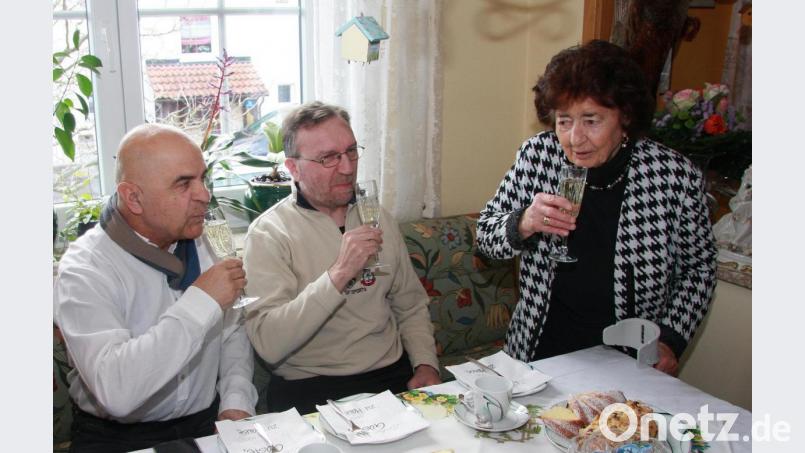 Beim Treffen anlässlich ihres 89. Geburtstages mit Hermann Stock und Heinrich Ulrich (von links) von der SPD versprach Mine Weiß: „Den 90. feiern wir gemeinsam und ganz groß.“ Archivbild: wro