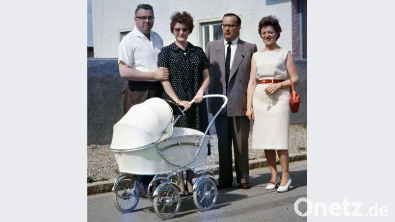 Kleine Familie Anfang der 60er Jahre. Von links: Dr. Hans Klein, seine Frau Anna, ihr Bruder Hanns Riedl und dessen Ehefrau Erika. Hanns Riedl war beschäftigt beim Notar Dr. Nickl, später bei Dr. Stützl. Und er war leidenschaftlicher Stammtischbruder beim Baierl. Archivbild: tsp