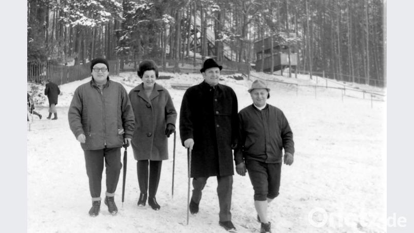 Seit der Gründung im Jahr 1971 luden die Wanderfreunde Hirschau jeweils im Sommer zu 49 Internationalen Volkswandertagen ein, lediglich einmal – am 21. Januar 1973 – zu einem Winterwandertag. Im Bild am Start- und Zielpunkt Kalvarienberg v. l.: Sparkassendirektor Franz Oetzinger mit Ehefrau Hildegund, Bürgermeister und Schirmherr Willi Bösl und Wandervereinsvorstand Hans Gres. Bild: u