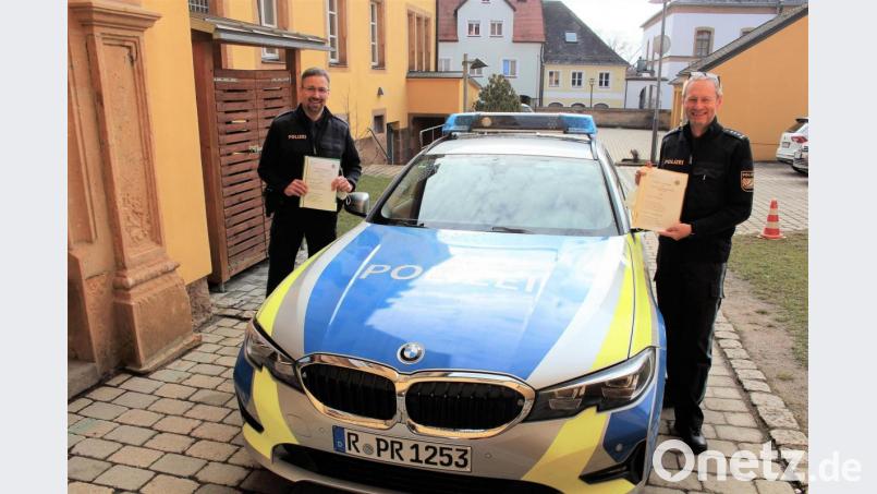 Erster Polizeihauptkommissar Bernhard Gleißner (rechts) und Polizeioberkommissar Carsten Landgraf stellten die Verkehrsunfallstatistik der Kemnather Inspektion für das Jahr 2020 vor. Bild: stg