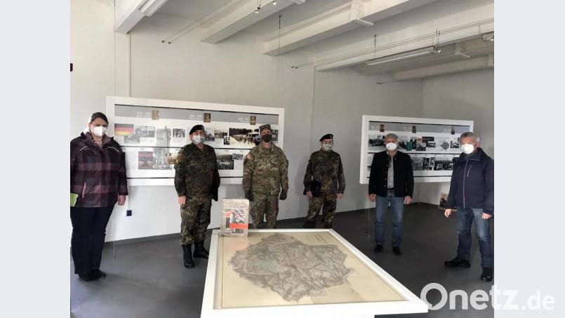 Die historische Ausstellung im Wasserturm mit Timeline, Karten und Bildern soll mit Uniformen der verschiedenen Perioden erweitert werden. Command Sergeant Major, Franklin Velez (Dritter von links) kann sich dabei auf Helfer und Unterstützer verlassen. Bild: mor