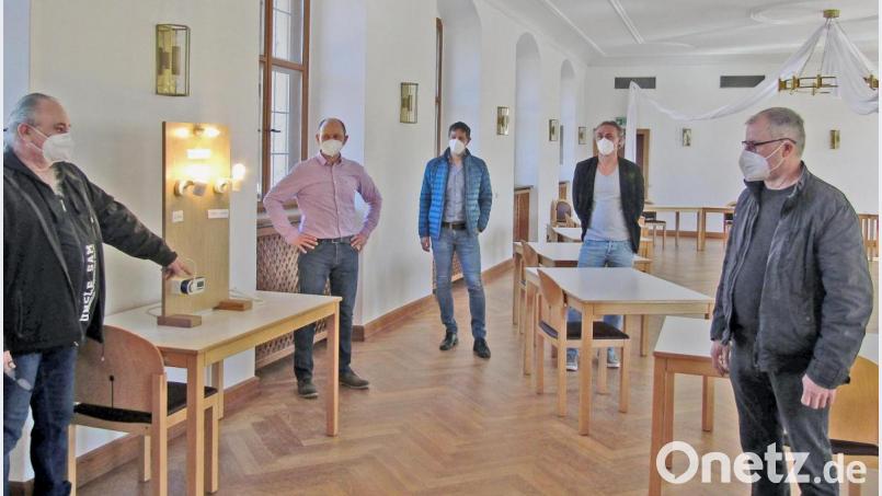 ZEN-Projektleiter Karl-Heinz Hofbauer erklärt Bürgermeister Hans Ram, Drittem Bürgermeister Roland Müller, Klimaschutzkoordinator Joachim Scheid und Gemeinderatsmitglied Eichenseer (von links) im Wittelsbacher Saal, wie sich LED-Leuchten unterscheiden. Bild: Yvonne Busch/exb