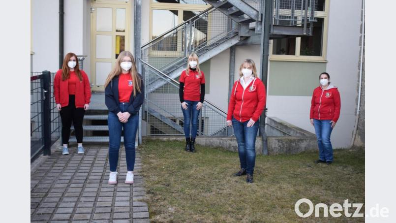 Das Jugendrotkreuz hat Renate Schönberger (Zweite von rechts) für weitere vier Jahre als Gruppenleiterinn bestätigt. Als Stellvertreterinnen stehen ihr Kerstin Winter (links) Lisa Schell (Zweite von links) und Laura Prem (Mitte) zur Seite. Zur Wahl gratulierte die Kreisjugendleiterin Katrin Hofmann (rechts). Bild: bnr