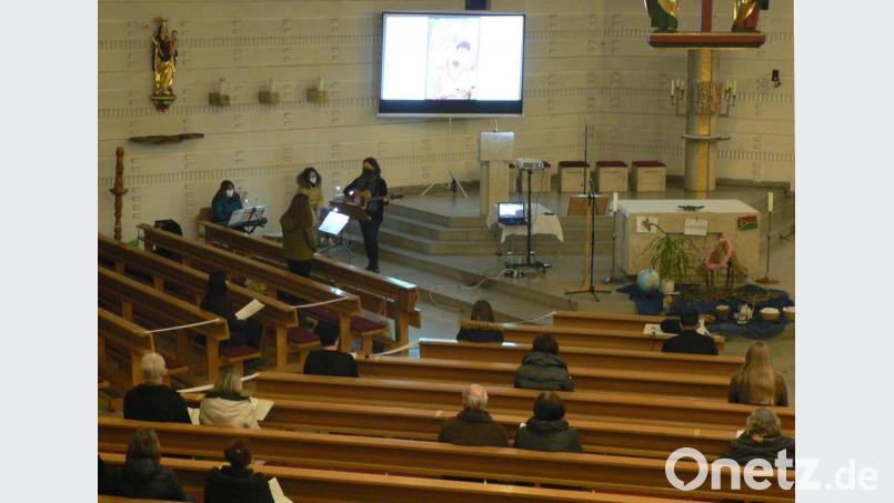 Mit Liedern und Texten untermalten das Team von der katholischen und evangelischen Gemeinde den Weltgebetstag. Bild: lep