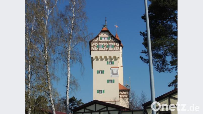 Die US-Armee hegt und pflegt den Wasserturm, der Namensgeber für die „Tower Barracks“ ist und seit 2010 auch unter Denkmalschutz steht. Im Jahr 2013 wurde die herabgestürzte Kanonensilhouette erneuert. Einer der Kommandeure ließ vor etlichen Jahren gar die ursprünglichen Fensterläden wieder anbringen. Bild: mor
