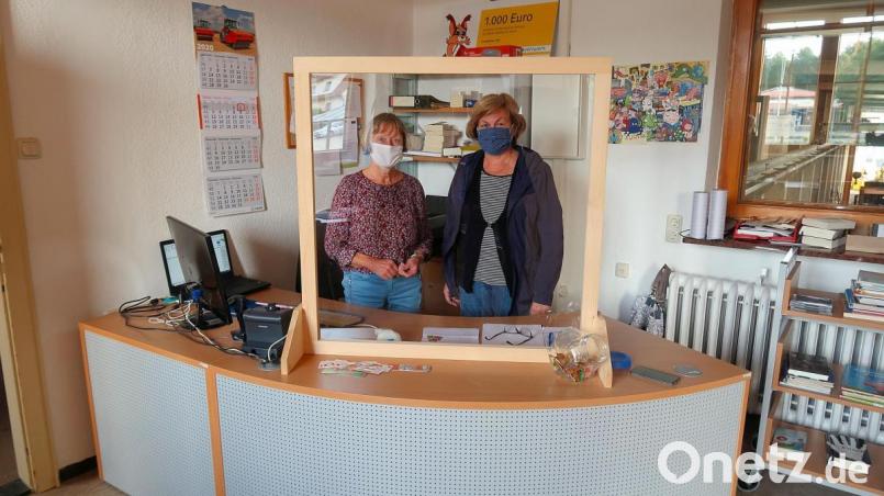 Büchereileiterin Monika Seidel (links) und Gabi Härtl (rechts) freuen sich auf Freitag. Nach wochenlanger Schließung darf die kleine Steinwaldbücherei in Friedenfels wieder öffnen. Unser Bild entstand beim Start des Abholservices im November. Archivbild: bsc