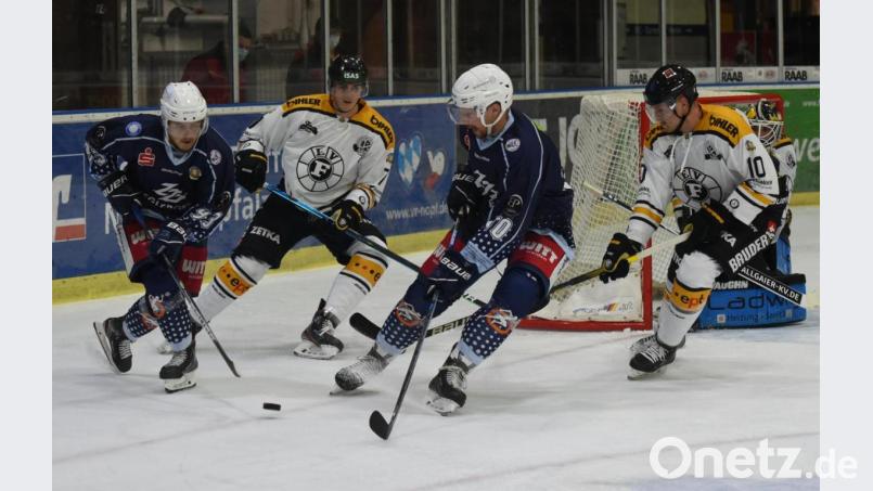 Die Blue Devils (Szene aus einer Partie gegen Füssen) bestreiten in der Hauptrunde der Oberliga Süd nur noch ein Spiel. Das für Sonntag, 14. März, angesetzte Match gegen den EC Peiting wurde abgesagt. Archivbild: gb