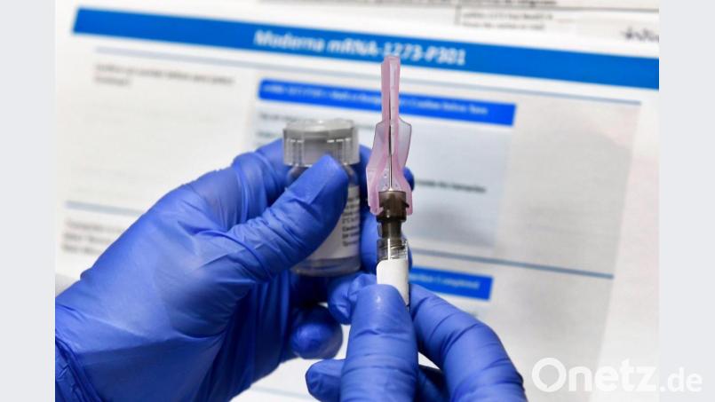 Eine Krankenschwester bereitet eine Spritze mit einem Impfstoff der US-Biotech-Firma Moderna gegen Covid-19 vor. Bild: Hans Pennink/dpa