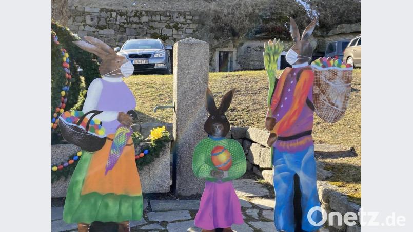 Auch die Haseneltern erhielten symbolisch eine Mund-Nasenmaske. Bild: cro