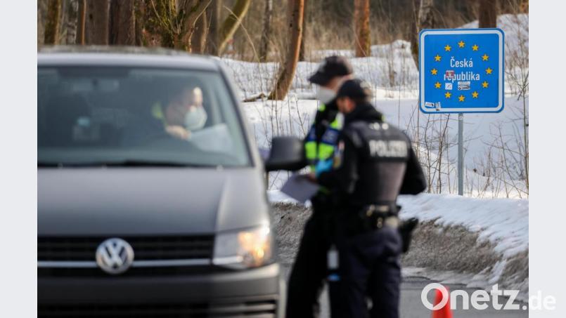 Wegen der Coronapandemie und der damit verbundenen Einschränkungen im Grenzverkehr kontrolliert die Bundespolizei unter anderem an der A 6 bei Waidhaus verstärkt Autofahrer. Symbolbild: Jan Woitas/dpa