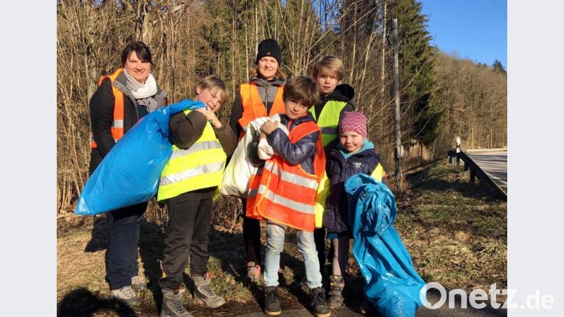 Die Müllsammelaktion des Heimat- und Kulturvereins Freudenberg läuft Corona-konform ab: mit jeweils nur zwei Erwachsenen und deren Kindern unter 14 Jahren. Bild: gri