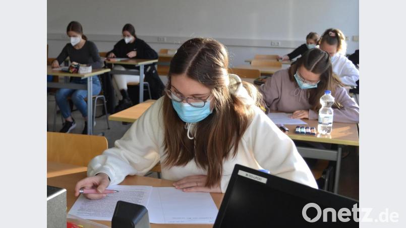 Trotz geschlossener Schulen aufgrund des hohen Inzidenzwertes im Landkreis Wunsiedel können die Schüler der Abschlussklassen der Beruflichen Oberschule ihre notwendigen schriftlichen Leistungsnachweise absolvieren. Hier schreibt die 13. Jahrgangsstufe der FOS/BOS Marktredwitz eine Kurzarbeit im Fach Deutsch. Bild: Stefan Weiß/exb