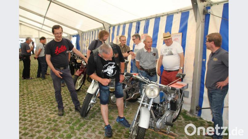 Bei der Besichtigung der Maschinen werden unter den Ardie-Besitzern „Benzingespräche“ geführt. Archivbild: frd