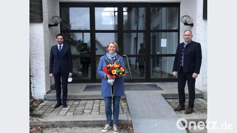 Bürgermeister Richard Kammerer (rechts) und Stephan Oetzinger heißen Ulrike Schiller (Mitte) als neues Mitglied der CSU-Marktratsfraktion willkommen. Bild: sei