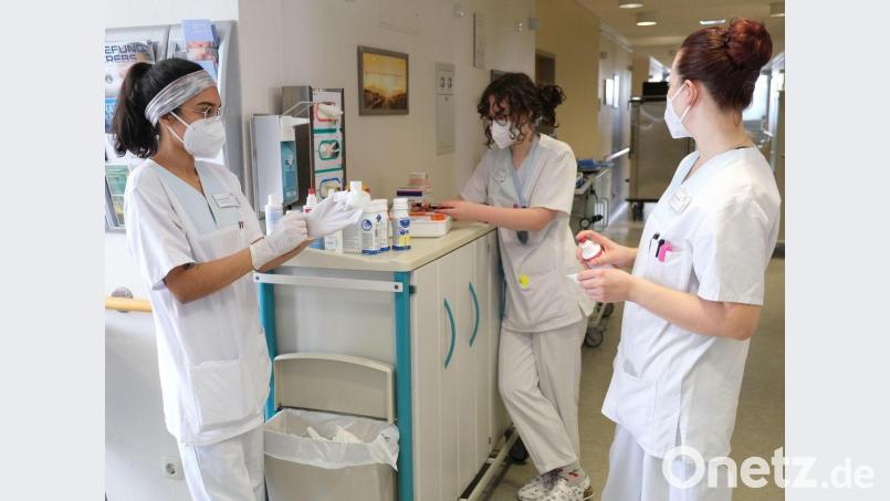 Schüler des dritten Ausbildungsjahres der Berufsfachschule für Pflege leiten die Station F3. Bild: Klinikum /Uschold/exb