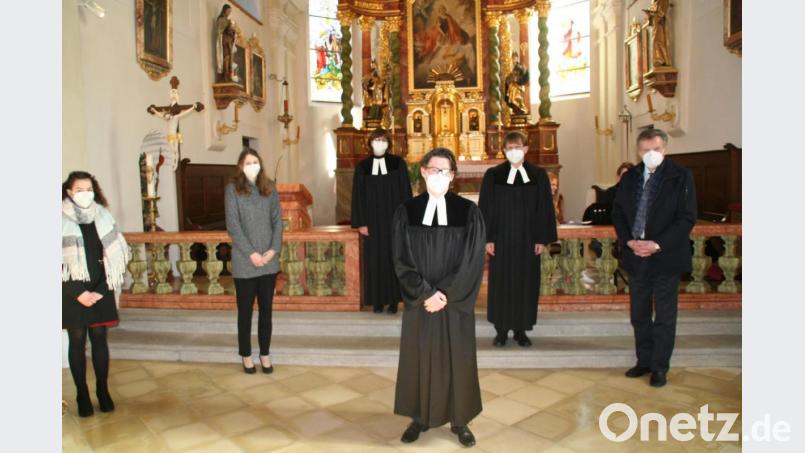 In der alten Kirche Sankt Sebastian wurde Klaus Tillmann zum Vikar bestellt. Im Bild von links: Teresa Tanner, Heike Haushahn, Pfarrerin Cornelia Kraft, Vikar Klaus Tillmann, Pfarrer Andreas Kraft und Vertrauensmann Hubert Haensel. Bild: fpoz