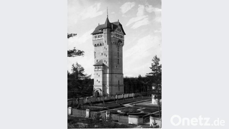 Der Wasserturm kurz nach der Fertigstellung um 1911. Auf Tausenden von Postkarten, Bierkrügen und Bildern ist der Wasserturm als Wahrzeichen der Stadt- und des Übungsplatzes abgebildet. Bild: mor