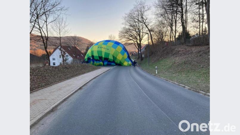 Sicher gelandet. Eine Hersbrucker Polizeistreife hat dafür die Pegnitztalstraße vorsichtshalber kurzzeitig abgesperrt. Bild: Polizei Hersbruck