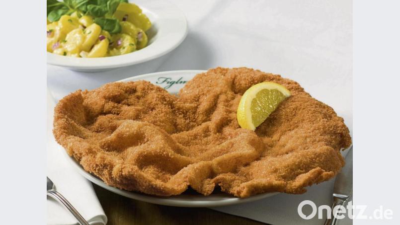 Für das Schnitzel von „Figlmüller“ wird nur Fleisch von der Schweinskarreerose verwendet und dann hauchdünn geklopft. Für die Panade werden Brösel von einer Kaisersemmel verwendet. Bild: Eisenhut Mayer/dpa