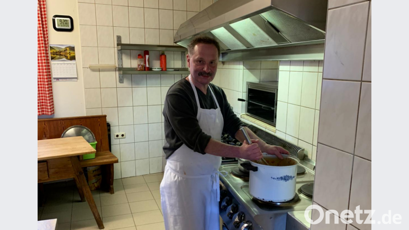 Der „Lindenwirt“, der Maier Alfons, der trotz Geburtstag und Pandemie fast täglich an seinem Herd steht und vor allem die „nicht kleinen Schnitzel“ zubereitet. Bild: sl