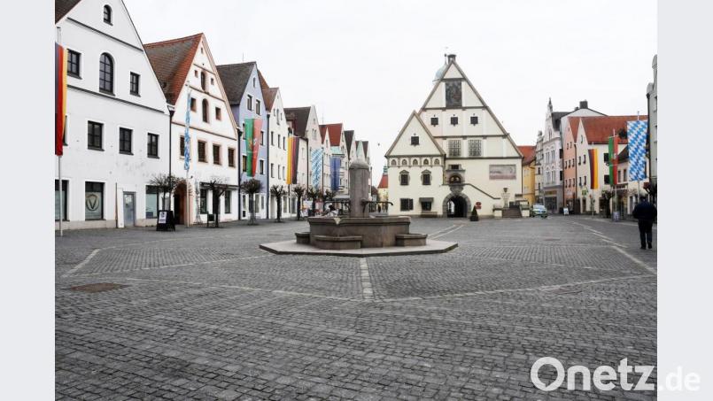 Weit und breit keine Flaneure mit vollen Einkaufstüten und Kaffeetrinker in den Kneipen. Damit sich dies so schnell wie möglich ändert, wollen Einzelhändler und Gastronomen den Oberen Markt am Freitag zum Platz der leeren Stühle und bedrohten Jobs machen. Bild: Gabi Schönberger