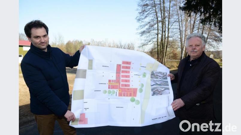 Ein großes Vorhaben braucht auch eine großen Plan, deshalb der Abstand zwischen Bürgermeister Sebastian Hartl (links) und dem Planer Josef Schöberl aus Parkstein bei der Besprechung auf dem zu bebauenden Areal hinter dem Naabtalhaus. Bild: bey
