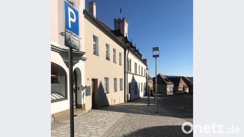 Bisher gibt es nur einen Behinderten-Parkplatz in Rathausnähe. Bild: Wilhelm Amann