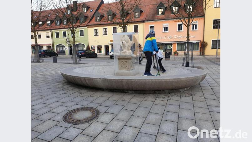 Der &quot;Karpfenbrunnen&quot; am Tirschenreuther Marktplatz mit einer &quot;Zweitverwendung&quot;. Bild: ws