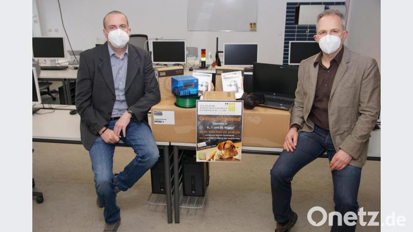 Noch sind die 3D-Drucker verpackt - die Schüler sollen diese selbst aufbauen. Stellvertretender Schulleiter Bernhard Miedl und Merop- und Beratungslehrer Jürgen Koller freuen sich über die Ergänzung der Schulausstattung. Bild: rn
