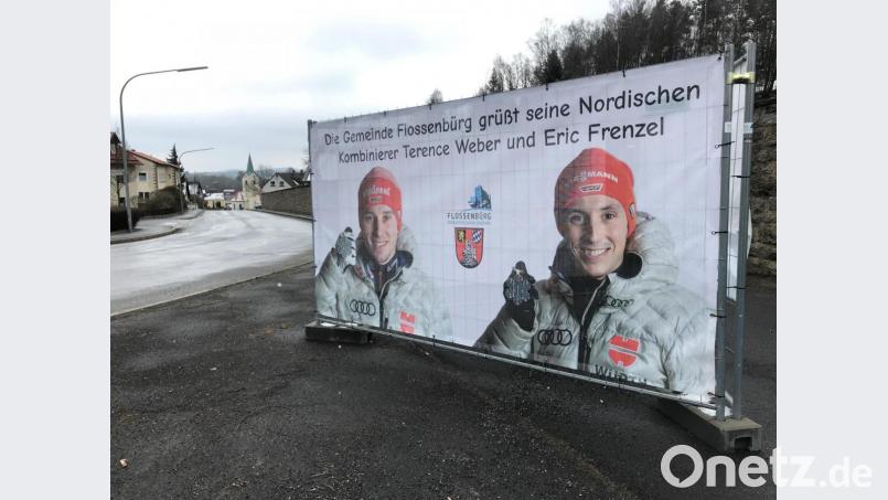 Da ein großer Empfang nicht möglich ist, stellte die Gemeinde Flossenbürg ein Plakat für Eric Frenzel und Terence Werber auf. Bild: Gabi Schönberger