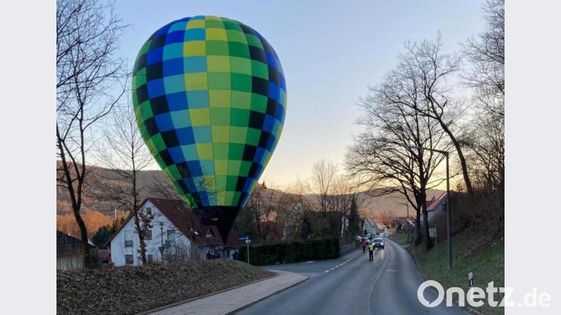 Kein alltägliches Bild: Ein Heißluftballon ist am Sonntag mitten in Pommelsbrunn gelandet. Bild: Polizei Hersbruck