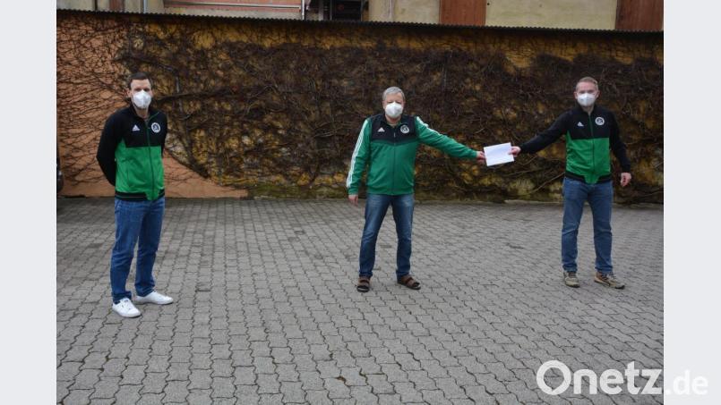1000 Euro für Pflegemaßnahmen auf dem Sportgelände des SV Mitterteich überreichten Fördervereins-Vorsitzender Florian Greim (rechts) und sein Stellvertreter Tobias Seitz (links) an den SV-Vorsitzenden Roland Eckert. Bild: jr