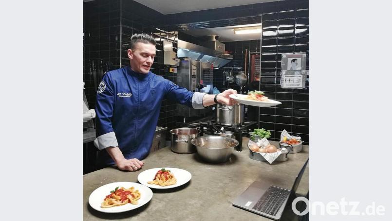 Küchenchef Adriano Colella reicht seine selbstgemachte Tagliatelle mit Tomatensugo und Parmesan. Bild: jma