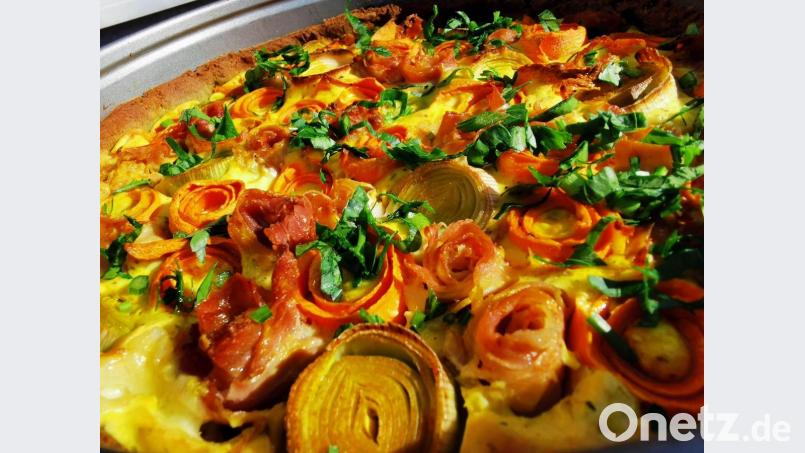 Die Möhren-Lauch-Tarte sieht wunderbar aus – und schmeckt genauso. Bild: Heike Heindl/exb