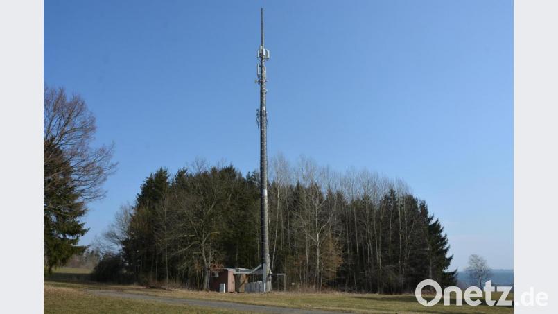 Diese Mobilfunkstation bei Groschlattengrün will Vodafone an das Glasfasernetz anschließen. Die Verlegung der Kabel soll über Flurstücke erfolgen, die sich im Eigentum der Gemeinde Pechbrunn befinden. Bild: jr