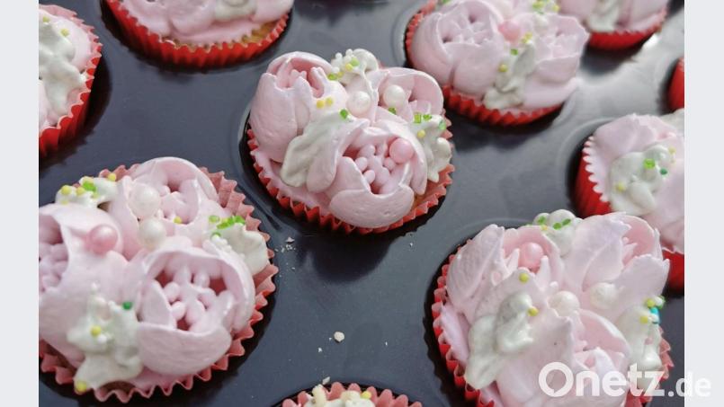 Ganz ohne Fett werden diese dekorativen Biskuit-Muffins zubereitet. Die Eiweißcreme kann nach Belieben eingefärbt werden. Bild: Heike Heindl/exb