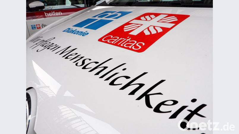 Ein flächendeckender Tarifvertrag sollte für bessere Löhne in der Altenpflege sorgen. Das Arbeitnehmer-Entsendegesetz sieht allerdings vor, dass die zuständigen Gremien von Caritas und Diakonie Anträge auf die Allgemeinverbindlichkeitserklärung von Tarifverträgen in der Pflege prüfen. Die Caritas-Kommission lehnte den Antrag von Pflegeverband und Verdi ab. Symbolbild: Petra Hartl