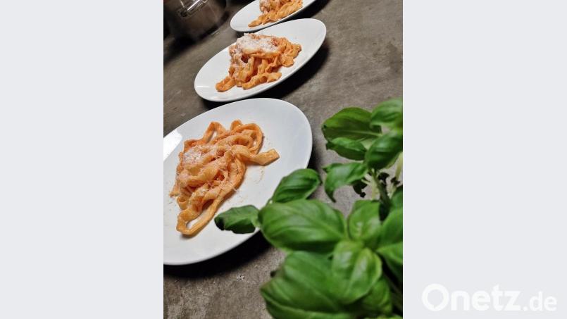 Leckeres Ergebnis der &quot;Videokonferenz&quot;: Tagliatelle mit Tomatensugo und Parmesan. Bild: jma