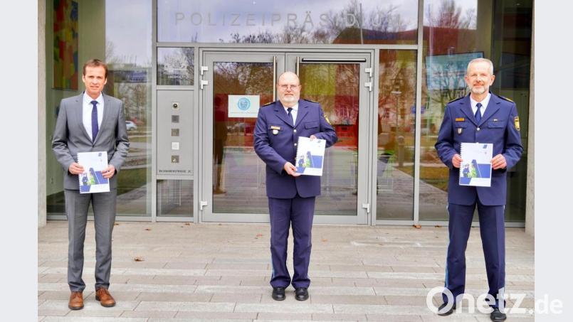Leitender Kriminaldirektor Robert Fuchs, Polizeipräsident Norbert Zink und Polizeivizepräsident Thomas Schöniger (von links) stellten die Kriminalstatistik 2020 vor. Bild: Polizeipräsidium Oberpfalz