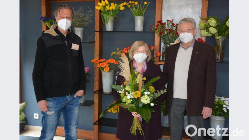 Vor 100 Jahren wurde die Gärtnerei Stock in der Gartenstraße 3 in Mitterteich gegründet, später wurde daraus die Gärtnerei Fischer. Seit der Übernahme des Ladens vor 20 Jahren setzt Hans-Joachim Schinner (links) die Tradition am Standort fort. Den Vermietern Helene und Gerold Fischer überreichte er zum Jubiläum einen Blumenstrauß. Bild: jr