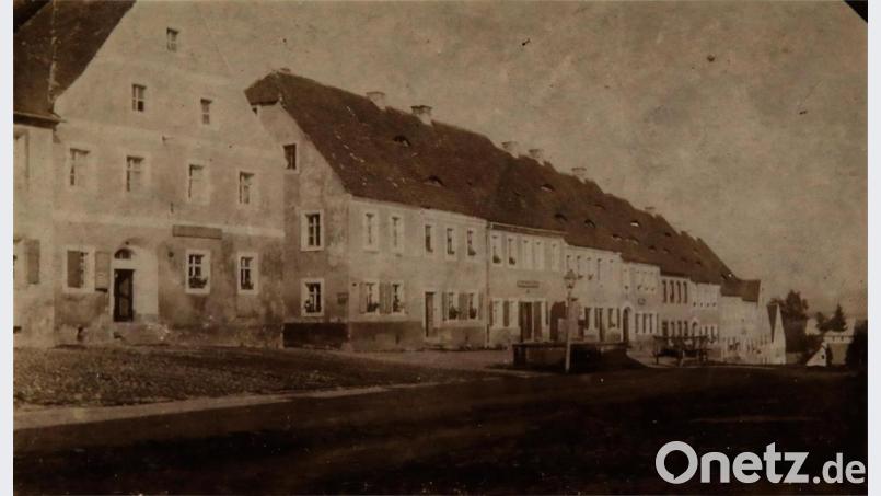 Bis auf das Giebelhaus (rechts) wurde die Westseite des Kaiserbergs nach dem Stadtbrand von 1832 in einer geraden Linie neu aufgebaut. Repro: njn