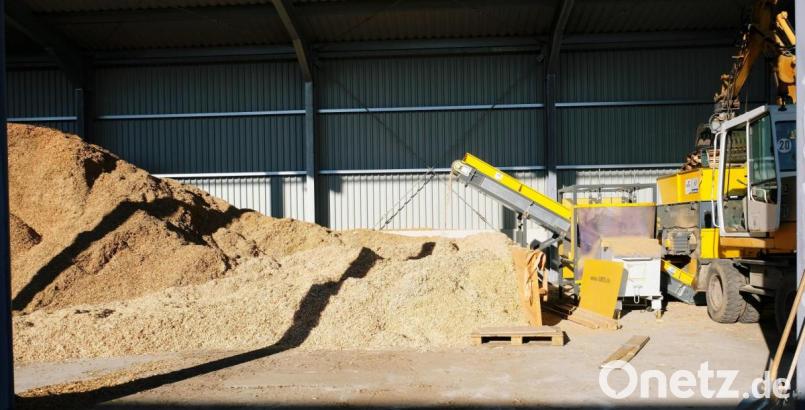 Im Lippert-Gelände verwandelt ein riesiger Häcksler Restholz und Paletten in wertvolles Heizgut Bild: do