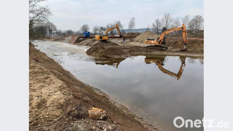 So sieht die Baustelle mit dem wieder geradeaus fließenden Flutkanal aktuell vom Ufer aus gesehen aus. Bild: Wasserwirtschaftsamt Weiden / exb