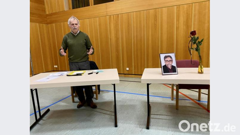Vor gerade einmal einem Monat saß Gerhard Trottmann noch auf seinem Platz im Gemeinderat, nun erinnert ein Bild und eine Rose an den so plötzlich Verstorbenen. Sein Parteifreund Konrad Schell erzählt bewegt von &quot;einem angenehmen Zeitgenossen, mit dem man gern zusammen war&quot;. Bild: Eichl