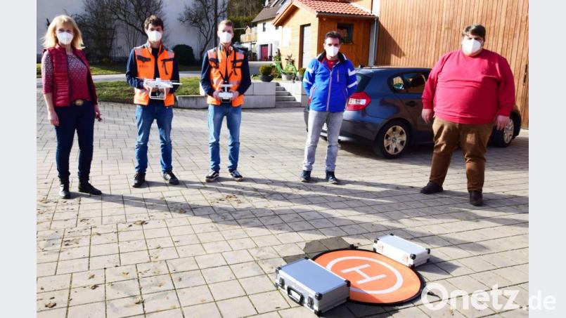 Interessierte Beobachter einer Flugdrohnenvorführung in Baumgarten durch zwei Mitarbeiter eines Ingenieurbüros aus Dachau waren die Bürgermeisterin der Gemeinde Birgland, Brigitte Bachmann (links), der Bürgermeister der Gemeinde Illschwang, Dieter Dehling, (rechts) und der Verbandsvorsitzende zur Wasserversorgung der Schwend-Poppberg-Gruppe, Elmar Halk (Zweiter von rechts) Bild: no