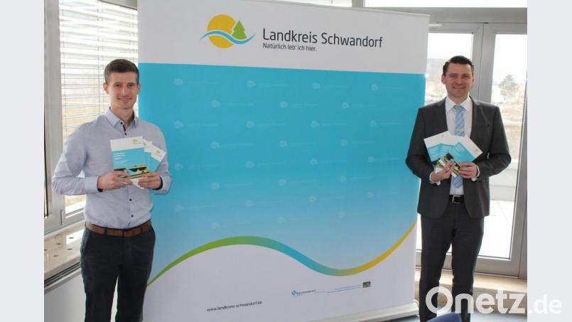 Landrat Thomas Ebeling (rechts) und Dominik Hauser, ÖPNV-Beauftragter des Landkreises, präsentieren den neuen Taschenfahrplan. Bild: Hans Prechtl/exb