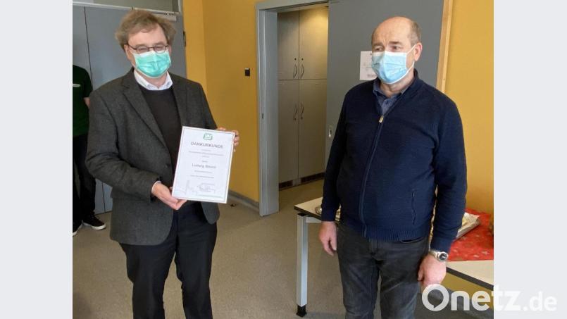 ZMS-Verbandsdirektor Thomas Knoll (links) überreichte Ludwig Bäuml für seine langjährige Tätigkeit eine Urkunde und wünschte ihm für den Ruhestand alles Gute. Bild: Stefan Karl/exb