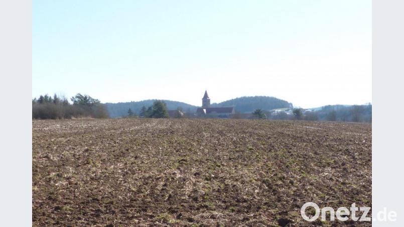 Der Blick vom Mennersberg zur Klosterburg Kastl bleibt wegen der Aufgabe des Bauvorhabens Campingpark und Zelthotel Kastl weiterhin frei. Bild: jp