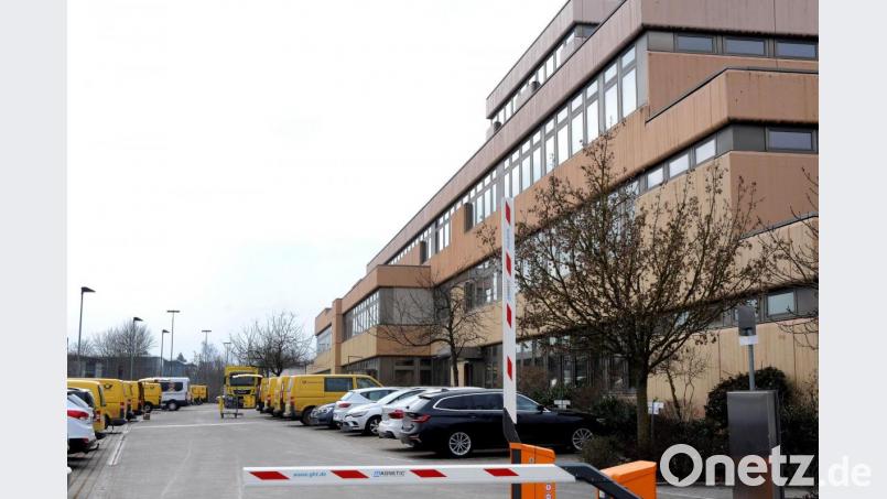 Beim Zustellstützpunkt der Deutschen Post am Kaiser-Ludwig-Ring habt sich gut eine Handvoll Mitarbeiter mit der britischen Mutante des Coronavirus infiziert. Wie es dazu möglicherweise kommen konnte, klagt ein anonymes Schreiben an. Bild: Stephan Huber